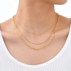Dreilagige goldene Halskette mit flacher Schlangenkette und Büroklammer-Gliedern an Model