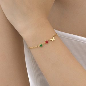 Bracelet chaîne en acier doré avec zircons rouge vert et pendentif papillon élégant