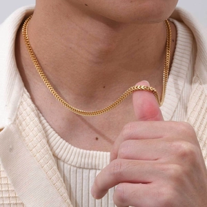 Collier chaîne Franco en or poli pour hommes et femmes porté sur le cou d'un modèle