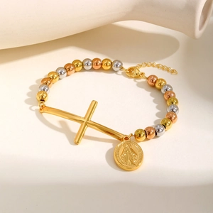 Bracciale di perline tricolore con croce dorata e ciondolo medaglia della Vergine Maria