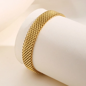 Detailansicht eines breiten, vergoldeten Mesh-Armbands mit gewebter Metallstruktur