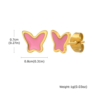 Dettaglio di orecchini a farfalla dorati con smalto rosa di dimensioni 0,7 cm per 0,8 cm