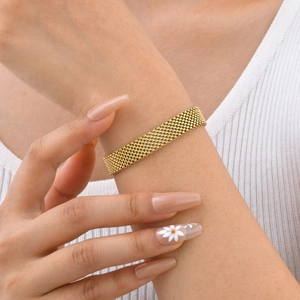 Breites goldenes Mesh-Armband aus Edelstahl mit Webstruktur, getragen am Handgelenk