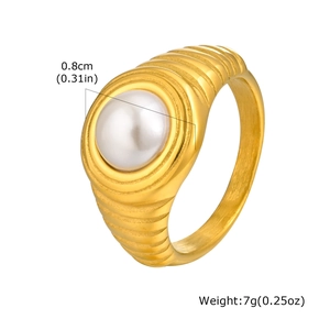 Détail de la bague dorée large avec perle de 0,8cm et spécification de poids 7g