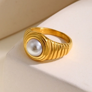 Bague géométrique en acier doré avec perle blanche et anneau à rainures texturées
