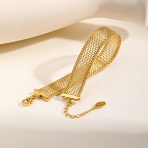 Detailansicht des goldenen Mesh-Armbands mit Karabinerschließe und K18-Gravur am Anhänger