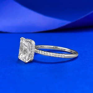 Vue détaillée d'une bague en argent S925 avec pierre taille radiant et pavage