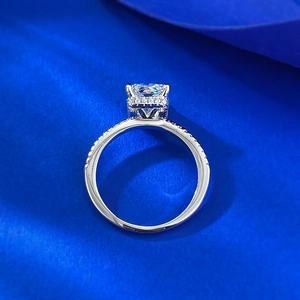 Bague en argent sterling S925 avec une grande pierre taille princesse et pavé