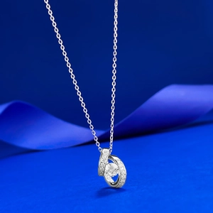 Élégant collier en argent S925 avec pendentif cœur rotatif et diamant sur fond de soie
