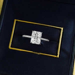 Bague élégante en argent S925 avec zircon taille émeraude 7x9mm et pavé serti