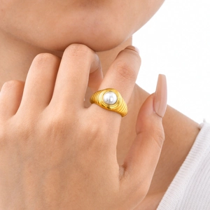 Bague en acier inoxydable doré avec anneau texturé et grande perle blanche pour femme