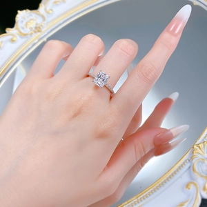 Détail macro d'une bague diamant taille rectangle avec anneau pavé et pierre étincelante
