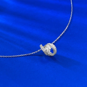 Macro d'un pendentif en argent S925 avec diamants ronds étincelants en serti pavé