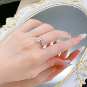 Détail d'une bague en argent S925 avec pierre rectangulaire et pavage sur la main