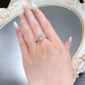 Gros plan d'une bague avec pierre taille émeraude 7x9mm et sertissage pavé au doigt