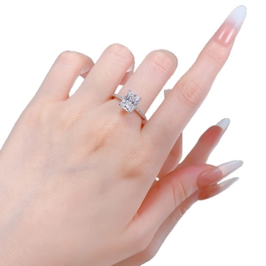 Bague élégante en argent S925 avec pierre rectangulaire 7x9mm sur main de mannequin