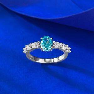 Bague élégante en argent S925 avec pierre ovale bleu ciel et zircons blancs