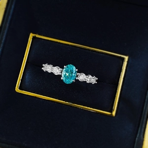 Bague en argent S925 avec pierre bleue ovale dans son écrin de velours noir