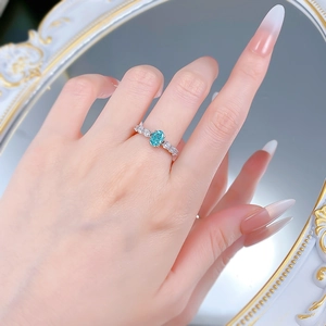 Détail d'une bague en argent S925 avec pierre bleue paraiba ovale et pavé de diamants