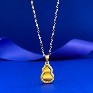 Collier pendentif gourde en or brossé sur fond de ruban bleu profond