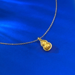 Collier avec pendentif gourde évidé en argent S925 doré sur velours bleu foncé