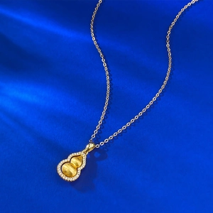 Détail du pendentif gourde en or mat avec incrustations de zircons étincelants