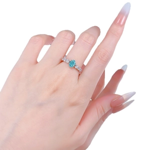 Bague en argent S925 avec tourmaline paraiba ovale et diamants portée au doigt