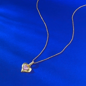 Dettaglio della collana a cuore in argento S925 con cristallo rosa 6mm e oro