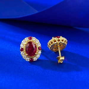 Détail de boucles d'oreilles en argent 925 avec rubis ovale sang de pigeon et plaqué or