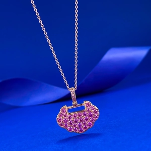 Collier cadenas Ruyi or rose avec cristaux roses pavés et fine chaîne croisée