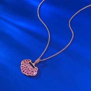 Collier pendentif serrure Ruyi en argent S925 avec zircon rose sur soie bleue