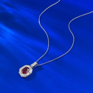 Collier en argent S925 avec pendentif rubis rouge sang de pigeon et entourage zircon