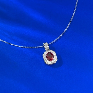 Élégant collier en argent S925 avec pendentif rubis ovale et halo de cristal sur satin