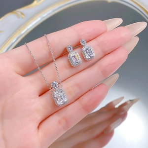 Dettaglio del set in argento S925 con collana e orecchini taglio smeraldo