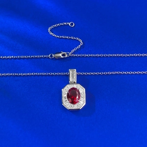 Collier en argent S925 avec pierre précieuse rouge sang sur fond de soie bleue