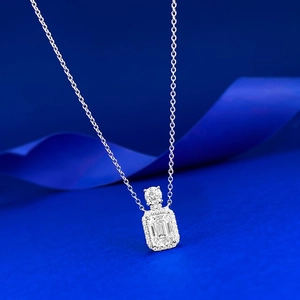 Dettaglio della collana in argento con pendente taglio smeraldo su seta blu scuro