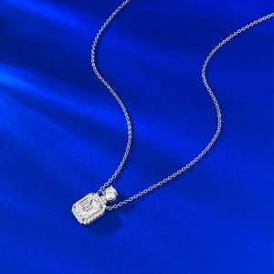 Elegante collana in argento S925 con pendente in pietra verde taglio smeraldo e alone di cristalli
