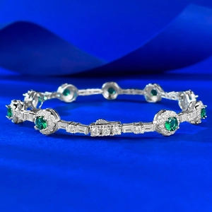 Élégant bracelet en argent S925 avec pierres vertes circulaires et halos de zircon blanc