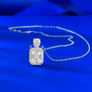 Elegante collana in argento S925 con ciondolo taglio smeraldo su sfondo blu acceso