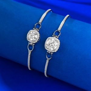 Klassisches S925 Silber Moissanit Armband mit glänzendem runden Hauptstein im Halo