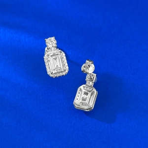 Élégantes boucles d'oreilles en argent S925 avec taille émeraude et entourage de diamants