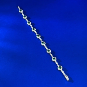 Vue détaillée d'un bracelet en argent S925 avec pierres vertes rondes et éclats de diamants