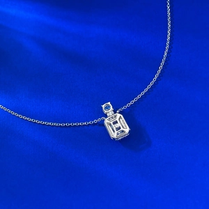 Dettaglio macro del ciondolo a boccetta di profumo in argento S925 con cristalli