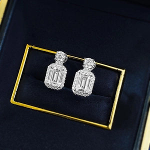 Boucles d'oreilles en argent S925 avec zircons taille émeraude dans un écrin bleu