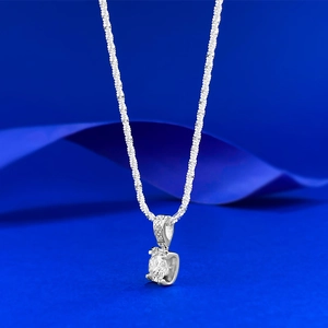 Elegante S925 Sterlingsilber Halskette mit Herzschliff-Moissanit-Anhänger auf blauem Grund