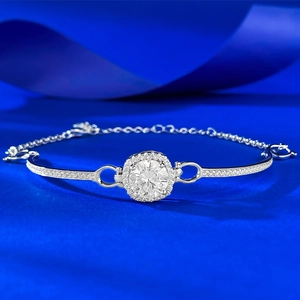 Klassisches S925 Sterlingsilber Halo Moissanit Armband mit verstellbarer Kette auf blauem Grund
