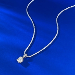 S925 Sterling Silber Moissanit Anhänger Halskette auf dunkelblauem Seidenhintergrund