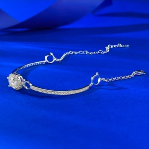 Detailansicht S925 Sterlingsilber Halo-Armband mit 1 Karat Moissanit und Verschluss