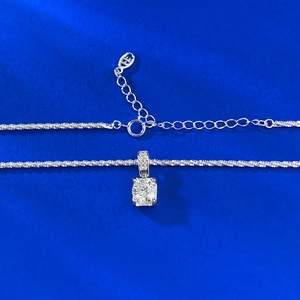 Elegante S925 Silberhalskette mit quadratischem Moissanit-Anhänger auf blauem Samt