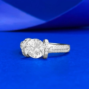 Luxurious S925 sterling silver ring with brilliant round diamond and pave accents
